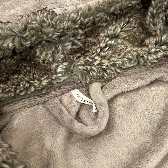 Pottery Barn Faux Fur Plush Hooded Bath Robe Medium - Picture 6 of 16